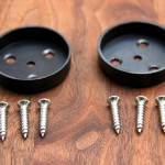 Optionale Metall-Halterungen mit Schrauben für das Türreck